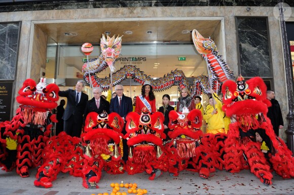 Miss France 2014, Flora Coquerel, et Sylvie Tellier, enceinte, ont assisté à des célébrations pour le Nouvel An chinois, au Printemps-Haussmann à Paris, le 5 février 2014.