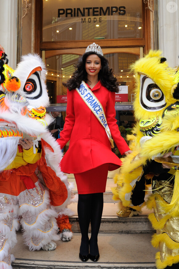 Miss France 2014, Flora Coquerel, et Sylvie Tellier, enceinte, ont assisté à des célébrations pour le Nouvel An chinois, au Printemps-Haussmann à Paris, le 5 février 2014.