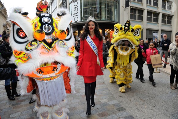 Miss France 2014, Flora Coquerel, et Sylvie Tellier, enceinte, ont assisté à des célébrations pour le Nouvel An chinois, au Printemps-Haussmann à Paris, le 5 février 2014.