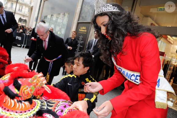Miss France 2014, Flora Coquerel, et Sylvie Tellier, enceinte, ont assisté à des célébrations pour le Nouvel An chinois, au Printemps-Haussmann à Paris, le 5 février 2014.