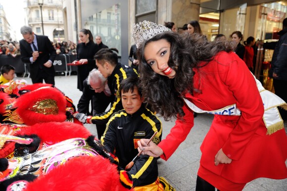 Miss France 2014, Flora Coquerel, et Sylvie Tellier, enceinte, ont assisté à des célébrations pour le Nouvel An chinois, au Printemps-Haussmann à Paris, le 5 février 2014.