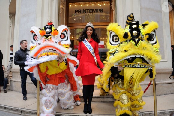 Miss France 2014, Flora Coquerel, et Sylvie Tellier ont assisté à des célébrations pour le Nouvel An chinois, au Printemps-Haussmann à Paris, le 5 février 2014.