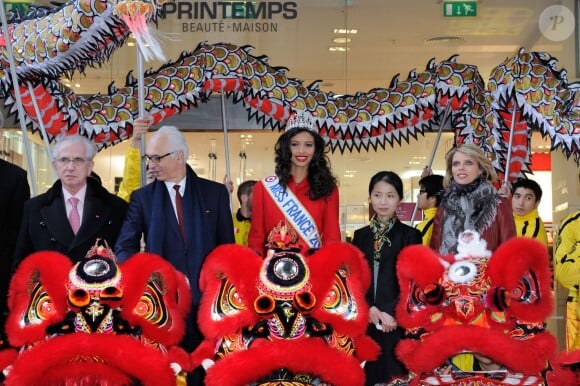 La jolie Miss France 2014, Flora Coquerel, et Sylvie Tellier, enceinte, ont assisté à des célébrations pour le Nouvel An chinois, au Printemps-Haussmann à Paris, le 5 février 2014.