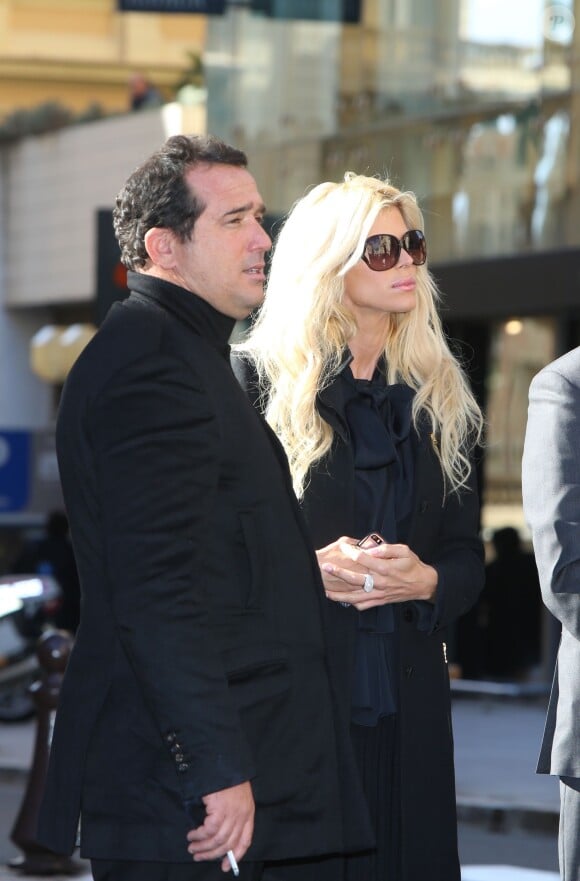 Pascal Ramette et Victoria Silvstedt aux obsèques de Michel Pastor en l'église Saint-Charles à Monaco le 6 février 2014.