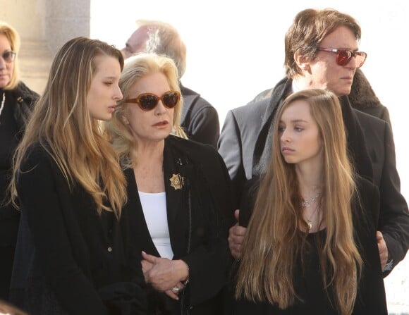 Sylvie Vartan, son mari Tony Scotti et ses petites filles Ilona et Emma (filles de David Hallyday et d'Estelle Lefébure) aux obsèques de Michel Pastor en l'église Saint-Charles à Monaco le 6 février 2014.
