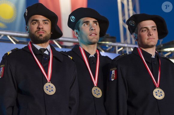 Simon Fourcade, Martin Fourcade et Simon Desthieux et leurs médailles de bronze lors des Jeux militaires d'hiver au Grand Bornand, le 27 mars 2013