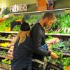 Rita Ora et son petit ami Calvin Harris font leurs courses à Whole Foods à Los Angeles, le 6 février 2014.