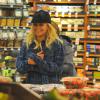 Rita Ora et son petit ami Calvin Harris font des courses à Whole Foods de Los Angeles, le 6 février 2014.