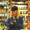 Rita Ora et son petit ami Calvin Harris font des courses à Whole Foods de Los Angeles, le 6 février 2014.