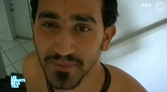 L'animateur-producteur Cyril Hanouna invité dans "Les enfants de la télé", vendredi 7 février. Une ancienne vidéo de lui, dénudé, a été diffusée lors de l'émission.