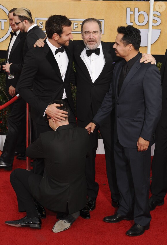 Bradley Cooper avec le journaliste ukrainien Vitalii Sediuk, Mandy Patinkin et Michael Pena à Los Angeles le 18 janvier 2014