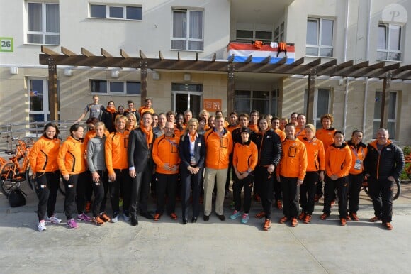 Le roi Willem-Alexander et la reine Maxima des Pays-Bas, aux couleurs de leur délégation, ont rencontré le 8 février 2014 à Sotchi les athlètes néerlandais engagés dans les Jeux olympiques d'hiver