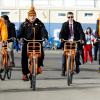 Le roi Willem-Alexander des Pays-Bas et la reine Maxima à vélo dans le village olympique des Jeux de Sotchi, le 8 février 2014