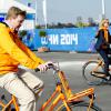 Le roi Willem-Alexander des Pays-Bas et la reine Maxima à vélo dans le village olympique des Jeux de Sotchi, le 8 février 2014