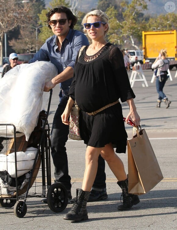 Exclusif - Elsa Pataky (enceinte) dans les rues de Pasadena, le 9 février 2014.
