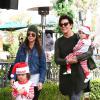 Kourtney Kardashian avec ses enfants et sa mère Kris Jenner à Los Angeles, le 28 novembre 2013.