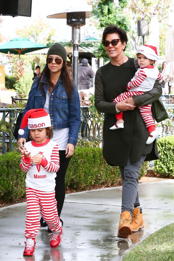 Kourtney Kardashian avec ses enfants et sa mère Kris Jenner à Los Angeles, le 28 novembre 2013.