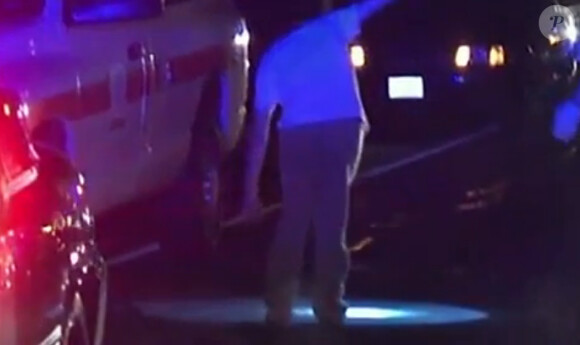 Chris Kattan peinant à garder l'équilibre lors d'un test de sobriété durant son arrestation le 10 décembre 2013 sur une autoroute de la San Fernando Valley.
