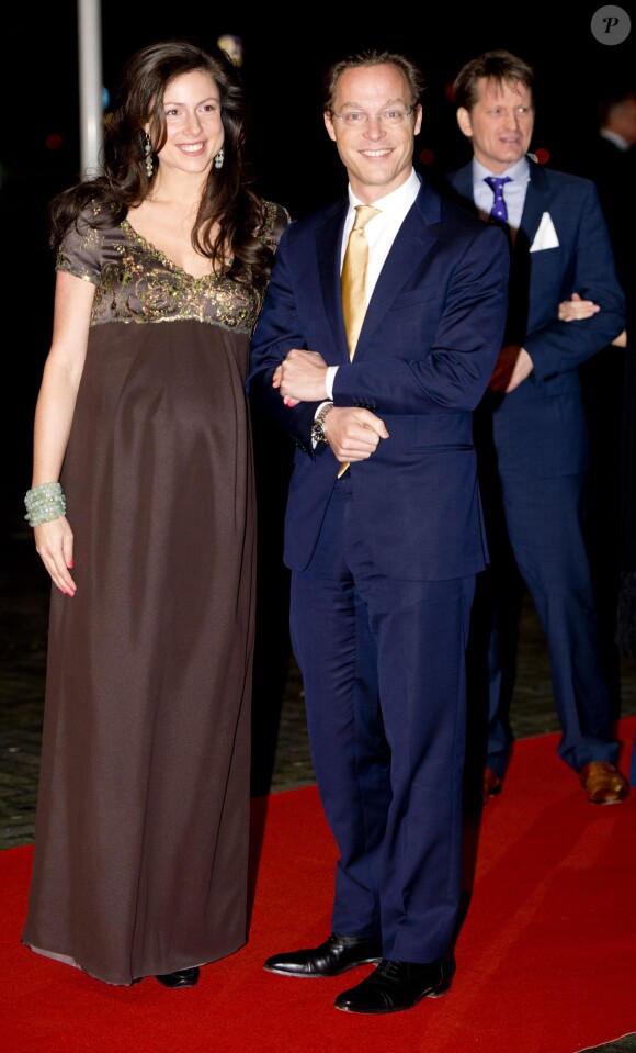 La princesse Viktoria, enceinte et presque à terme, était au bras de son époux le prince Jaime de Bourbon-Parme le 1er février 2014 à Rotterdam pour le gala célébrant le règne de la princesse Beatrix des Pays-Bas.
