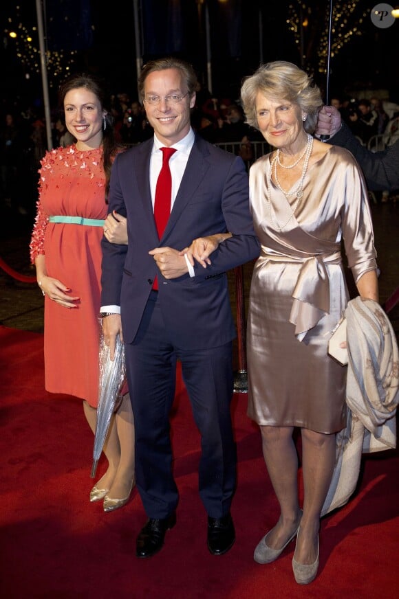 Le prince Jaime de Bourbon-Parme entouré de sa femme la princesse Viktoria, enceinte, et sa mère la princesse Irene à La Haye le 30 novembre 2013 lors d'une soirée célébrant le bicentenaire du royaume des Pays-Bas.