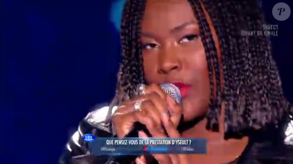 Yseult chante Asaf Avidan lors des quarts de finale de la "Nouvelle Star 2014", le 6 février 2014.