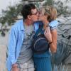 Charlie Sheen et sa petite amie Brett Rossi, une star du porno, posent devant l'hôtel "El Ganzo" à Cabo San Lucas, le 30 novembre 2013.