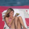 Georgia May Jagger et un ami se détendent à la plage à Miami le 05/02/2014. Le top model a passé le plus clair de son temps à écouter de la musique et lire les magazines people.