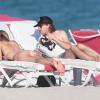 Georgia May Jagger et un ami se détendent à la plage à Miami le 05/02/2014. Le top model a passé le plus clair de son temps à écouter de la musique et lire les magazines people.