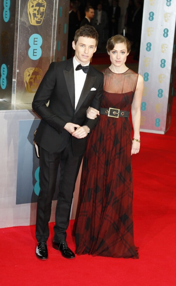 Eddie Redmayne et sa compagne Hannah Bagshawe lors de la cérémonie des BAFTA Awards à Londres le 16 février 2014