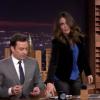 Tina Fey offre 100 dollars à Jimmy Fallon lors de sa première au Tonight Show, le 17 février 2014.