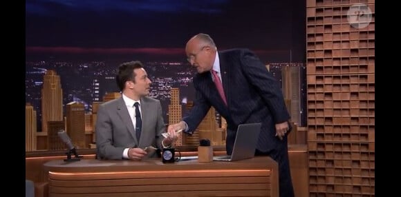 Rudolph Giulani offre 100 dollars à Jimmy Fallon lors de sa première au Tonight Show, le 17 février 2014.