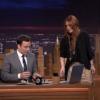Lindsay Lohan offre 100 dollars à Jimmy Fallon lors de sa première au Tonight Show, le 17 février 2014.