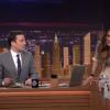 Sarah Jessica Parker offre 100 dollars à Jimmy Fallon lors de sa première au Tonight Show, le 17 février 2014.