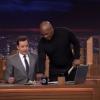 Mike Tyson offre 100 dollars à Jimmy Fallon lors de sa première au Tonight Show, le 17 février 2014.