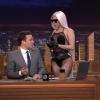 Lady Gaga offre 100 dollars à Jimmy Fallon lors de sa première au Tonight Show, le 17 février 2014.