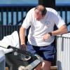 Exclusif - Michael Lohan, le père de Lindsay, se promène avec son fils Landon pendant que sa petite amie Kate Major fait quelques courses près de leur maison à Delray Beach, le 6 octobre 2013
