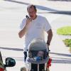 Exclusif - Michael Lohan, le père de Lindsay, se promène avec son fils Landon pendant que sa petite amie Kate Major fait quelques courses près de leur maison à Delray Beach, le 6 octobre 2013