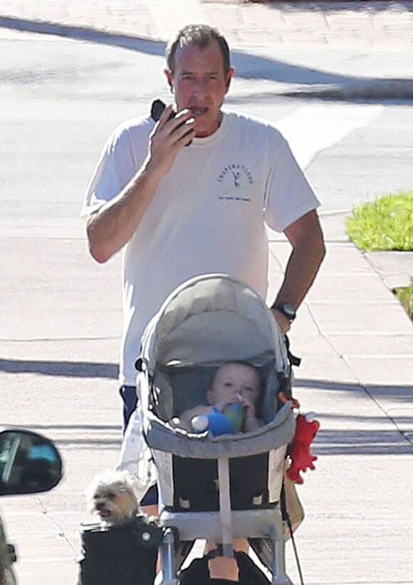 Exclusif - Michael Lohan, le père de Lindsay, se promène avec son fils Landon à Delray Beach, le 6 octobre 2013