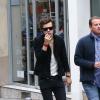 Harry Styles sort de son hôtel, le 28 avril 2013. Il a pris quelques photos avec des fans avant d'aller se promèner à Montmartre.