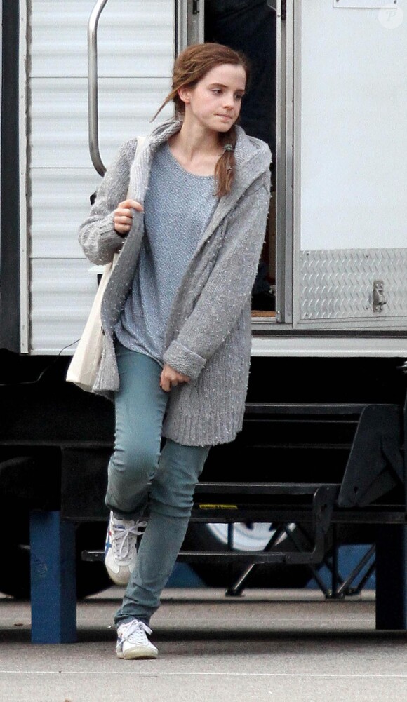 Emma Watson sort de son mobi-home sur le tournage de Noah à Brookville, New York, le 18 octobre 2012.