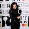 Lorde et son prix d'artiste féminin international de l'année lors des Brit Awards 2014 à l'O2 Arena. Londres, le 19 février 2014.