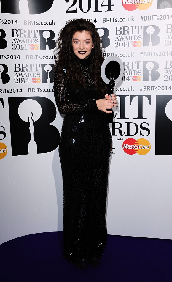 Lorde et son prix d'artiste féminin international de l'année lors des Brit Awards 2014 à l'O2 Arena. Londres, le 19 février 2014.