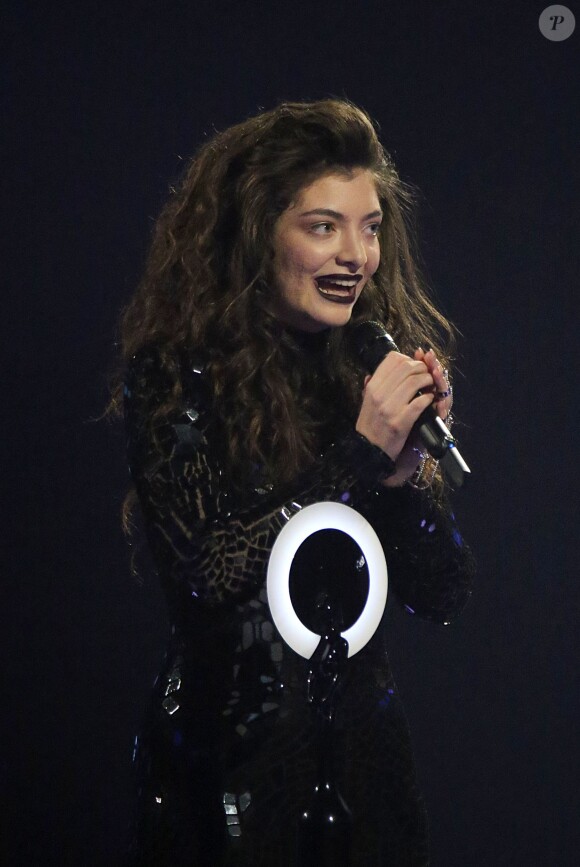 Lorde reçoit son prix d'artiste féminin international de l'année lors des Brit Awards 2014. Londres, le 19 février 2014.