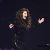 Lorde interprète son tube Royals, accompagnée de Disclosure et AlunaGeorge, lors des Brit Awards 2014. Londres, le 19 février 2014.