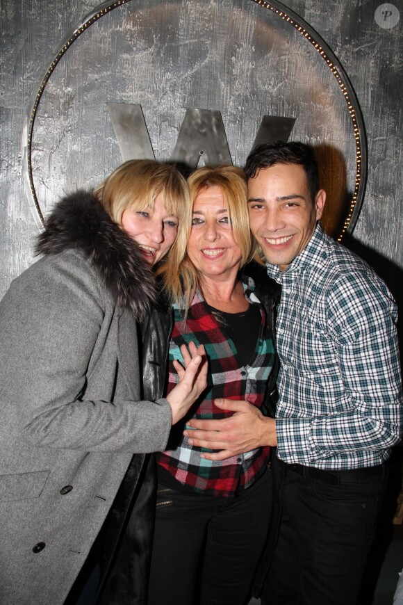 Exclusif - Christine Bravo et Angéla Lorente (directrice de la télé-réalité sur TF1) entourent Steevy Boulay lors de son 34ème anniversaire dans le bar restaurant le "Who's" dans le Marais à Paris, le 19 février 2014