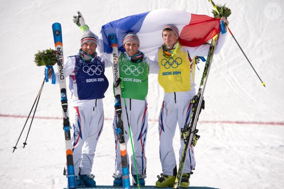 Jean-Frédéric Chapuis, Arnaud Bovolenta et Jonathan Midol sur le podium olympique de Sotchi, après avoir réalisé un triplé historique aux Jeux olympiques, le 20 février 2014