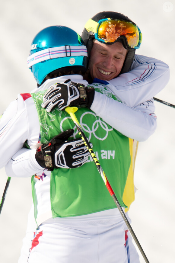 Jean-Frédéric Chapuis dans les bras de Jonathan Midol après la finale de skicross où la France réalise un triplé historique à l'occasion des Jeux olympiques de Sotchi, le 20 février 2014, en prenant les trois premières places du skicross