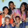 Usher avec son ex-femme Tameka Raymond avec le beau-fils du chanteur, Kyle Glover (en bas à droite), en juillet 2008 aux Nickelodeon Kids Choice Awards.
