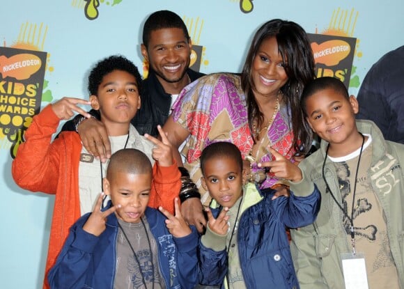 Usher avec son ex-femme Tameka Raymond avec le beau-fils du chanteur, Kyle Glover (en bas à droite), en juillet 2008 aux Nickelodeon Kids Choice Awards.