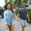 Chrissy Teigen et son mari John Legend se promènent à Miami, le 20 février 2014.